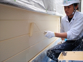 千葉県柏市和田様邸の外壁塗装と屋根塗装工程：上塗り（水性シリコンセラUV）