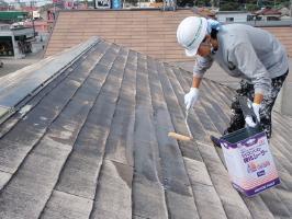 千葉県柏市サンハイツ新堀様邸の外壁塗装と屋根塗装工程：下塗り（１～２回塗り）