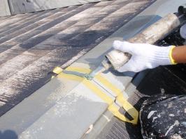 千葉県柏市サンハイツ新堀様邸の外壁塗装と屋根塗装工程：繋ぎと釘頭のコーキング打ち込み