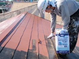 千葉県柏市サンハイツ新堀様邸の外壁塗装と屋根塗装工程：中塗り