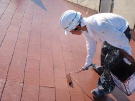 千葉県柏市サンハイツ新堀様邸の外壁塗装と屋根塗装工程：上塗り
