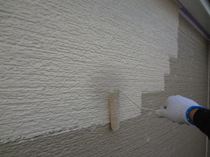 千葉県柏市M様邸の外壁塗装と屋根塗装工程：外壁塗装（中塗り1回目）
