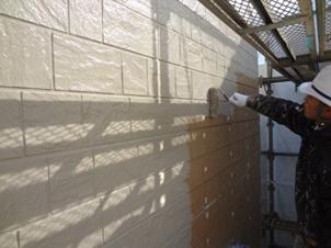 千葉県柏市M様邸の外壁塗装と屋根塗装工程：外壁塗装（中塗り1回目）