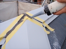 千葉県柏市和田様邸の外壁塗装と屋根塗装工程：繋ぎと釘頭のコーキング打ち込み