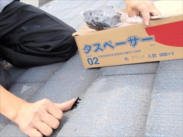 千葉県柏市和田様邸の外壁塗装と屋根塗装工程：縁切り材の挿入（タスペーサー）