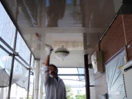 千葉県柏市サンハイツ新堀様邸の外壁塗装と屋根塗装工程：軒天下塗り