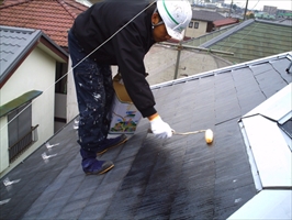千葉県柏市和田様邸の外壁塗装と屋根塗装工程：下塗り（屋根プライマーEP）１～２回塗り
