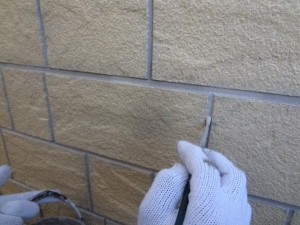 千葉県柏市M様邸の外壁塗装と屋根塗装工程：柏市外壁屋根塗装　目地の補修塗り