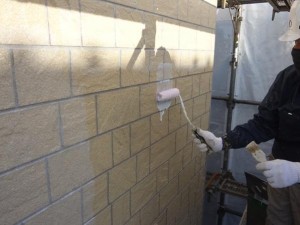 千葉県柏市M様邸の外壁塗装と屋根塗装工程：外壁塗装（上塗り）