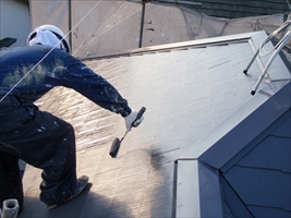 千葉県柏市和田様邸の外壁塗装と屋根塗装工程：上塗り（ルミステージ）