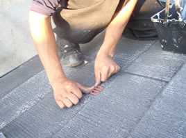 千葉県我孫子市U様邸の外壁塗装と屋根塗装工程：縁切り材の挿入（タスペーサー）