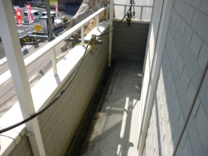 守谷市の外壁塗装と屋根塗装のベランダFRP防水施工前写真