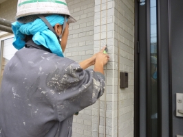 茨城県守谷市I様邸の外壁塗装と屋根塗装工程：目地のコーキング剤の打ち替え（撤去）