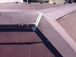千葉県我孫子市I様邸の外壁塗装と屋根塗装工程：棟包みのコーキング打ち替え（完成）