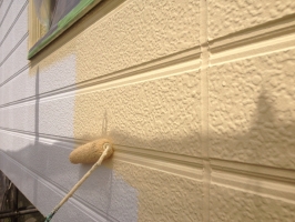 千葉県我孫子市I様邸の外壁塗装と屋根塗装工程：上塗り1回目（ファインシリコンフレッシュ）