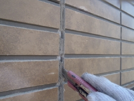 千葉県松戸市S様邸の外壁塗装と屋根塗装工程：目地のコーキング剤の打ち替え（撤去）