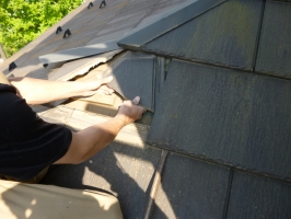 茨城県守谷市I様邸の外壁塗装と屋根塗装工程：割れた積水瓦イオルーフⅡの交換