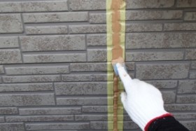 千葉県野田市K様邸の外壁塗装と屋根塗装工程：目地のコーキング剤の打ち替え(ならし)