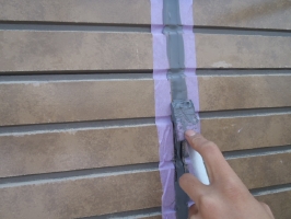 千葉県松戸市S様邸の外壁塗装と屋根塗装工程：コーキングの打ち替え