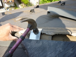茨城県守谷市I様邸の外壁塗装と屋根塗装工程：割れた積水瓦イオルーフⅡの交換