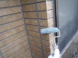 千葉県松戸市S様邸の外壁塗装と屋根塗装工程：劣化部分のパテ補修(浸透性強化シーラー塗布)