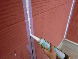 千葉県印西市H様邸の外壁塗装と屋根塗装工程：目地のコーキング剤の打ち替え