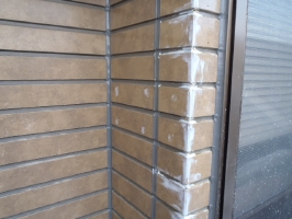 千葉県松戸市S様邸の外壁塗装と屋根塗装工程：劣化部分のパテ補修(パテ補修)