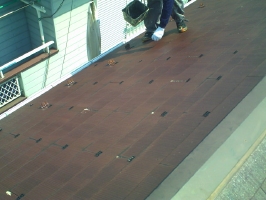 千葉県我孫子市I様邸の外壁塗装と屋根塗装工程：縁切り材の挿入（タスペーサー）