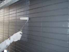 千葉県松戸市S様邸の外壁塗装と屋根塗装工程：上塗り3回目（UVカットクリヤーコーティング）
