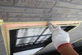 千葉県野田市K様邸の外壁塗装と屋根塗装工程：窓枠まわりのコーキング打ち替え(ならし)