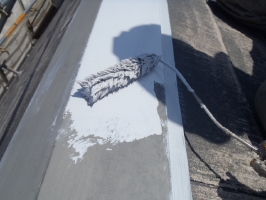 千葉県松戸市S様邸の外壁塗装と屋根塗装工程：板金部の下塗り