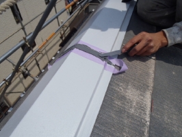 千葉県松戸市S様邸の外壁塗装と屋根塗装工程：棟包みのコーキング打ち替え