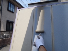 千葉県松戸市S様邸の外壁塗装と屋根塗装工程：上塗り1回目（ファインシリコンフレッシュ）