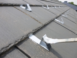 茨城県守谷市I様邸の外壁塗装と屋根塗装工程：板金部の下塗り