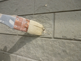 茨城県守谷市I様邸の外壁塗装と屋根塗装工程：釘頭の処理(プライマー塗布)