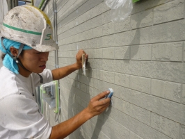 茨城県守谷市I様邸の外壁塗装と屋根塗装工程：釘頭の処理(プライマー塗布)
