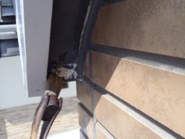 千葉県松戸市S様邸の外壁塗装と屋根塗装工程：劣化箇所のパテ処理(専用プライマー塗布)