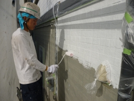 茨城県守谷市I様邸の外壁塗装と屋根塗装工程：下塗り（アレス水性エポレジン）