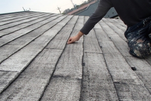 千葉県野田市K様邸の外壁塗装と屋根塗装工程：縁切り材の挿入（タスペーサー）
