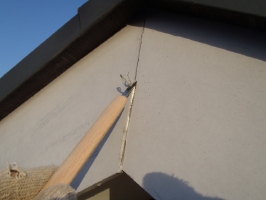 千葉県野田市K様邸の外壁塗装と屋根塗装工程：コーキング打ち替え（Vカット工法）