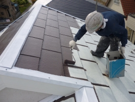 茨城県守谷市I様邸の外壁塗装と屋根塗装工程：上塗り（1回目）サーモアイSi