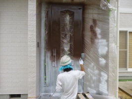 茨城県守谷市I様邸の外壁塗装と屋根塗装工程：上塗り1回目（ファインシリコンフレッシュ）