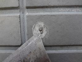 千葉県柏市N様邸の外壁塗装と屋根塗装工程：釘周り劣化部分のパテ補修