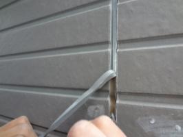 千葉県柏市N様邸の外壁塗装と屋根塗装工程：目地のコーキング剤の打ち替え（撤去）