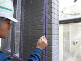 千葉県柏市N様邸の外壁塗装と屋根塗装工程：コーキングの打ち替え（プライマー）