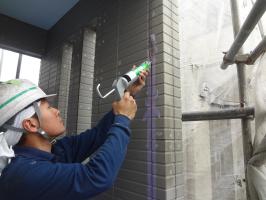 千葉県柏市N様邸の外壁塗装と屋根塗装工程：コーキングの打ち替え