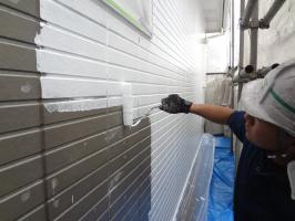 千葉県柏市N様邸の外壁塗装と屋根塗装工程：部分的に下塗り2回目（パーフェクトサーフ）