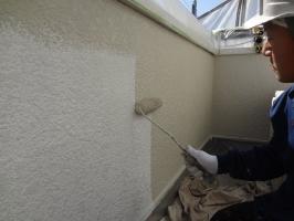 千葉県柏市N様邸の外壁塗装と屋根塗装工程：上塗り1回目（弾性クリーンマイルドウレタン）