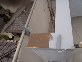 千葉県柏市O様邸の外壁塗装と屋根塗装工程：下塗り（防錆プライマー）