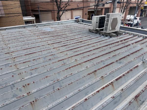 柏市薬局店舗の折板屋根施工前 錆が見られる状態